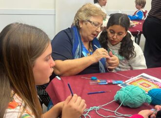 Así son los Talleres de ganchillo que unen a jóvenes y mayores en Alcalá de Henares