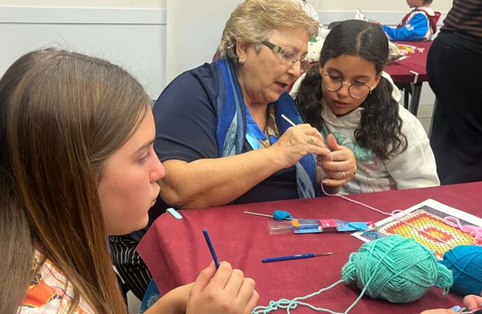Así son los Talleres de ganchillo que unen a jóvenes y mayores en Alcalá de Henares