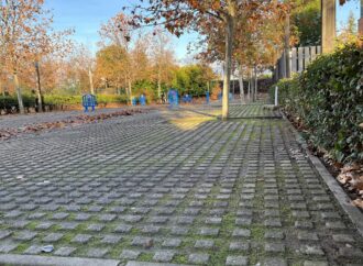 El Ayuntamiento de Alcalá acomete la mejora de la pavimentación del aparcamiento de la Junta Municipal del Distrito IV