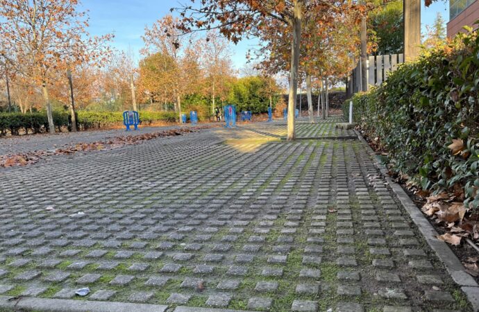 El Ayuntamiento de Alcalá acomete la mejora de la pavimentación del aparcamiento de la Junta Municipal del Distrito IV