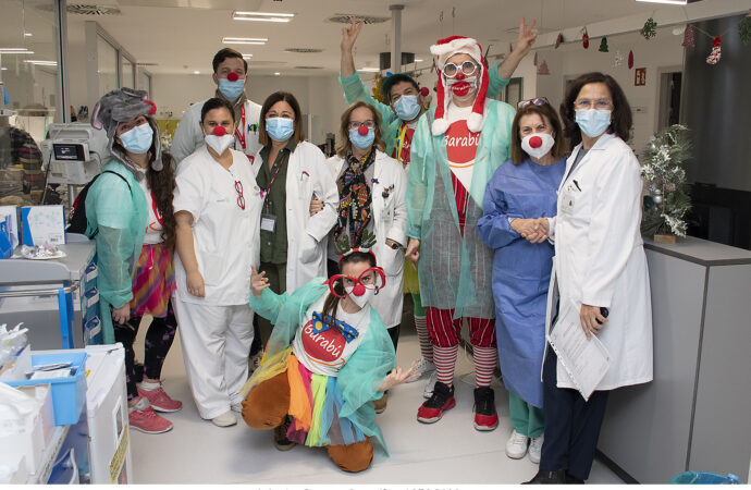 Visita por Navidad de los voluntarios de la asociación Barabú Payasos al hospital de Guadalajara