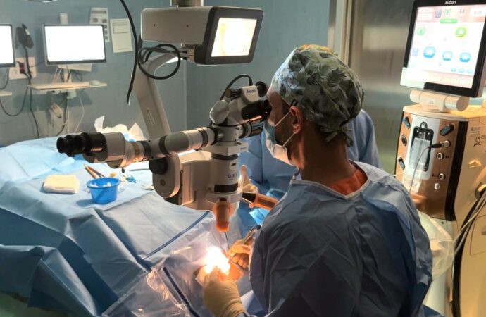 El Hospital de Alcalá realiza cirugía de cataratas en los dos ojos de forma simultánea