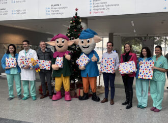 Visita muy especial de Los Guachis al Hospital de Torrejón para dar regalos a los niños