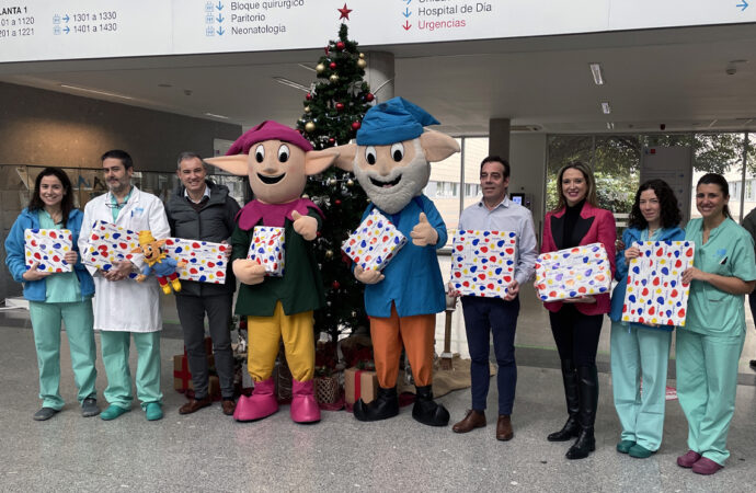 Visita muy especial de Los Guachis al Hospital de Torrejón para dar regalos a los niños