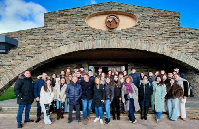 Estudiantes de la UAH recorren las viñas de Cogolludo y aprenden sobre vino en Finca Río Negro