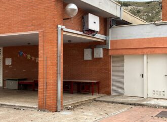 Los padres del CEIP Salvador Dalí de Villalbilla retoman sus protestas por la instalación una planta fotovoltaica en el colegio