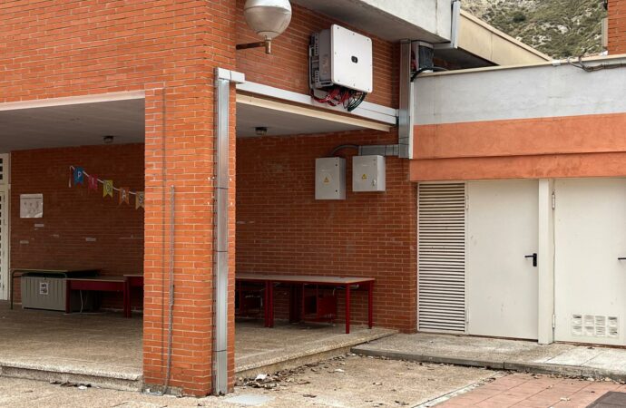Los padres del CEIP Salvador Dalí de Villalbilla retoman sus protestas por la instalación una planta fotovoltaica en el colegio
