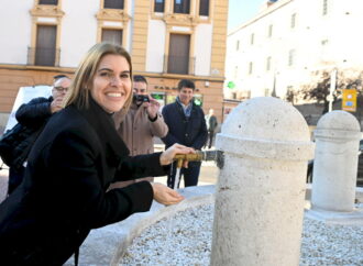 El agua vuelve a la fuente de «los Cuatro Caños» de Alcalá que ya preside una plaza muy cambiada
