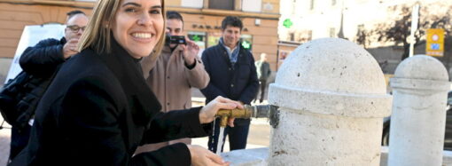 El agua vuelve a la fuente de «los Cuatro Caños» de Alcalá que ya preside una plaza muy cambiada