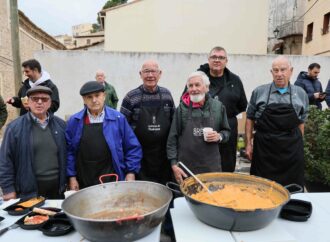 El sabor de la tradición llenó la Plaza de los Cuatro Caños en el XII Concurso de Gachas de Pastrana