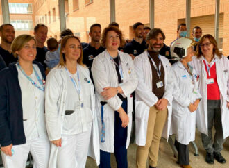 Los Bomberos sorprenden a los niños del Hospital de Alcalá con regalos y una pancarta muy especial