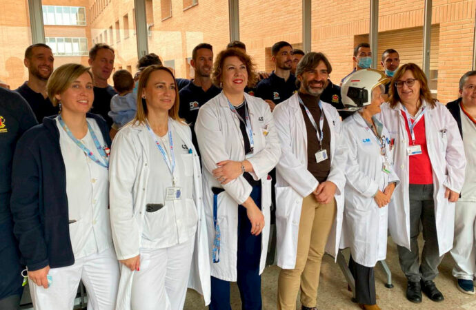 Los Bomberos sorprenden a los niños del Hospital de Alcalá con regalos y una pancarta muy especial