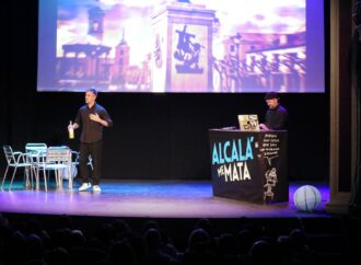 Nene volvió a llenar el Teatro Cervantes con su doble función de «Alcalá Me Mata Mix»