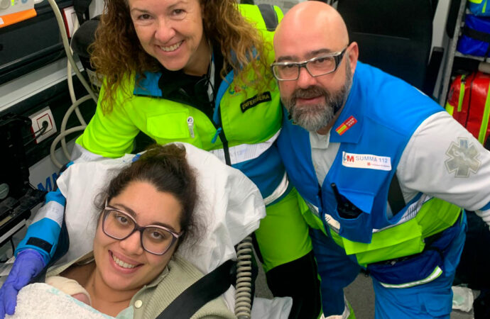 Una vecina de Alcalá ayuda en un parto en casa con apoyo telefónico del SUMMA 112
