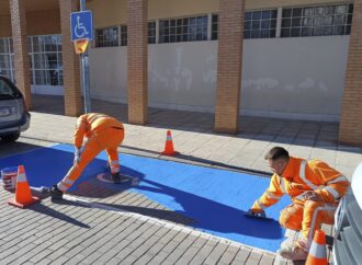 Alovera renueva la pintura de 150 plazas de aparcamiento de movilidad reducida
