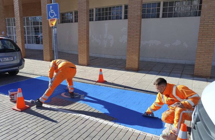 Alovera renueva la pintura de 150 plazas de aparcamiento de movilidad reducida