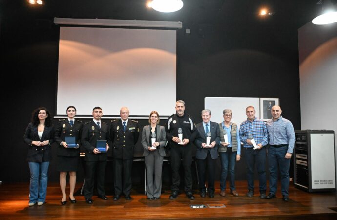 La Comisaría de Policía Nacional reconoce al Ayuntamiento de Alcalá por su colaboración y por la plaza dedicada junto al Edificio de Seguridad