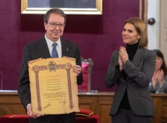 El rector emérito de la Universidad, Fernando Galván, distinguido como Hijo Adoptivo de Alcalá de Henares