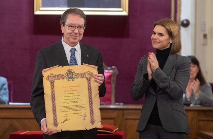El rector emérito de la Universidad, Fernando Galván, distinguido como Hijo Adoptivo de Alcalá de Henares