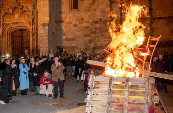 La Hoguera de Santa Lucía volvió a encandilar al público de Alcalá junto a dulzaineros y música folk