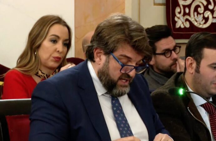 VOX Alcalá de Henares pide suspender la obligatoriedad de la baliza V-16 por ser injustificada, costosa e ineficaz