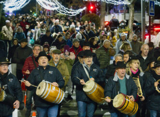 La tradicional Zambombada volvió con éxito por Navidad a las calles de Guadalajara