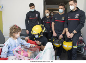 Los bomberos visitaron en Reyes a los niños ingresados en el Hospital de Guadalajara