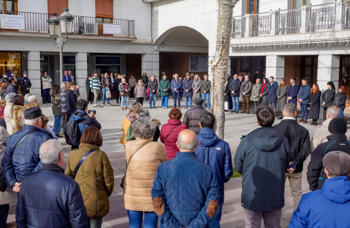 Minuto de silencio en el Corredor del Henares por las víctimas del accidente de trenes en Córdoba