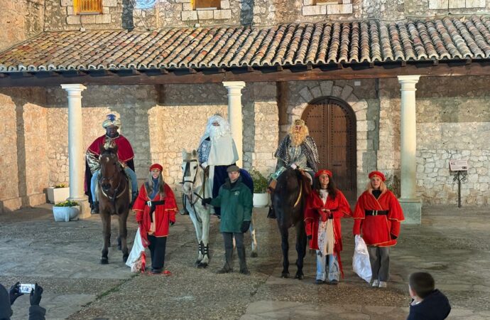 Los Reyes Magos cumplieron con los niños y fueron a caballo en Fuentenovilla