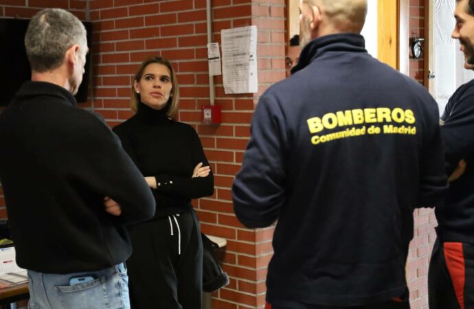 La alcaldesa de Alcalá, Judith Piquet, visitó a los equipos de emergencia en Nochevieja