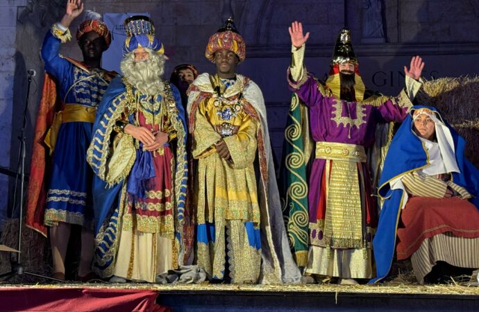 Se avería la carroza de Gaspar en Guadalajara y el Rey recorre a pie todo el recorrido de Guadalajara