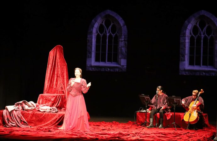 El Festival ALMA Catalina se cerró en Alcalá con el espectáculo «Palabra de Reina, rosas y granadas»