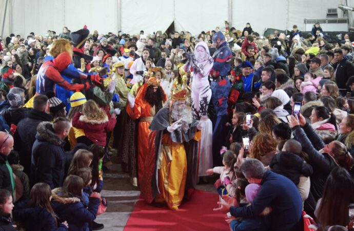 Los Reyes Magos llegaron a Alovera con una gran cabalgata ampliada a la carpa por las bajas temperaturas