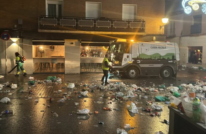 El Ayuntamiento de Alcalá retiró cerca de seis toneladas de residuos tras las Pre uvas y la Tardevieja del día 31