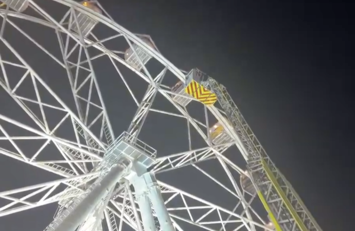 Los Bomberos rescatan a 19 personas atrapadas en la Noria de Mágicas Navidades de Torrejón