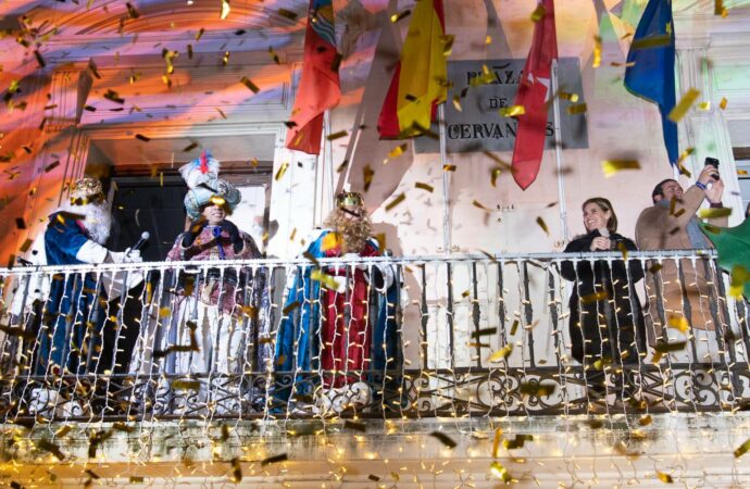 Así fue la Gran Cabalgata de Reyes 2026 en Alcalá de Henares: mucho frío pero miles de personas