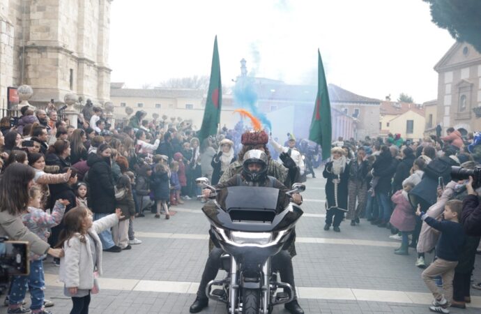Los Reyes Magos llegaron en moto a la Catedral y Palacio Arzobispal de Alcalá de Henares