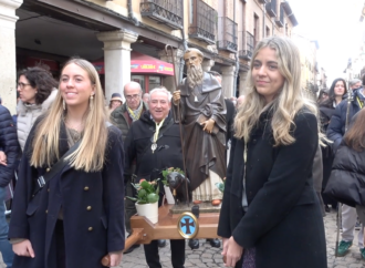 La tradicional bendición de animales y entrega de panecillos por San Antón se repitió en Alcalá