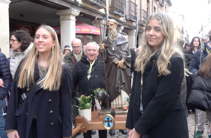 La tradicional bendición de animales y entrega de panecillos por San Antón se repitió en Alcalá