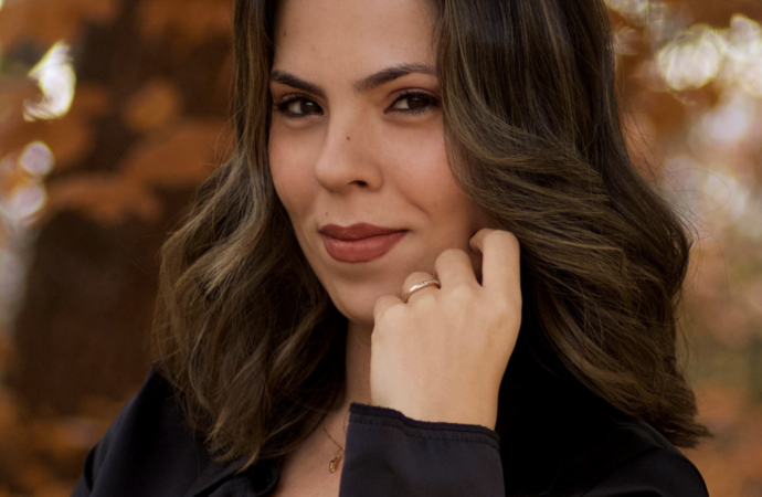 Secretos, amor y misterio resuenan en «El eco de la calma», la primera novela de la alcalaína Vanesa Arizmendi