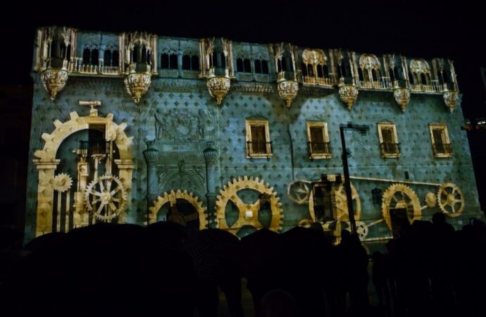 La magia del videomapping “Guadalajara, Corazón de la Navidad” iluminó el Palacio del Infantado