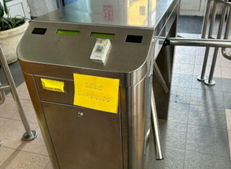 El PSOE de Alcalá denuncia que los vecinos con bono no pudieron acceder a la piscina de El Juncal por falta de personal en la taquilla