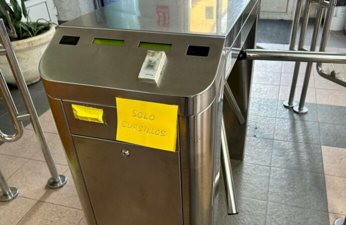 El PSOE de Alcalá denuncia que los vecinos con bono no pudieron acceder a la piscina de El Juncal por falta de personal en la taquilla