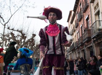 El Carnaval de Alcalá 2026 llena el centro de color y ambiente a pesar del intenso frío