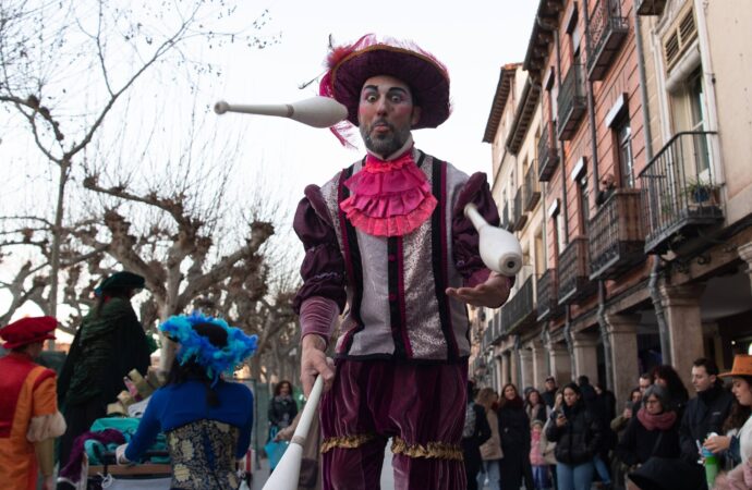 El Carnaval de Alcalá 2026 llena el centro de color y ambiente a pesar del intenso frío