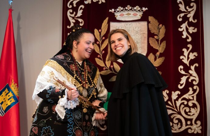 La alcaldesa de Alcalá, Judith Piquet, cedió su bastón de mando por Santa Águeda