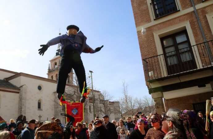 Carnaval 2026 en Alcalá: el «pelele» volvió a ser manteado según la tradición