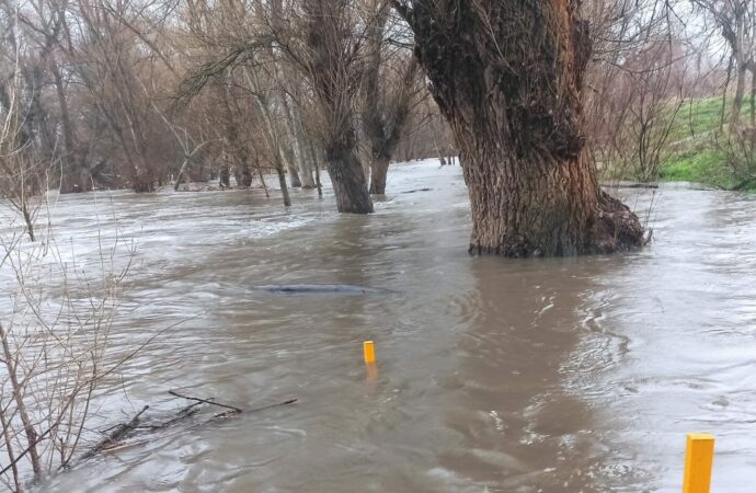 Activado en Alcalá el Nivel 1 del Plan del Río Henares con vallas en accesos y cierre del parking en Río Tajuña