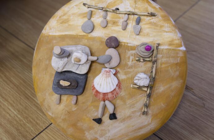 Nueva exposición en el espacio cultural El Molino de Almonacid: Mayte Rodríguez y su arte de guijarros