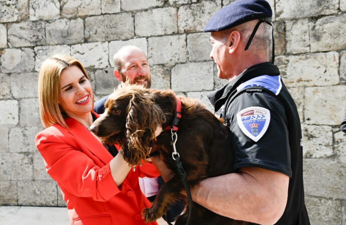 Alcalá dio la bienvenida a los participantes en las Jornadas de Guías Caninos